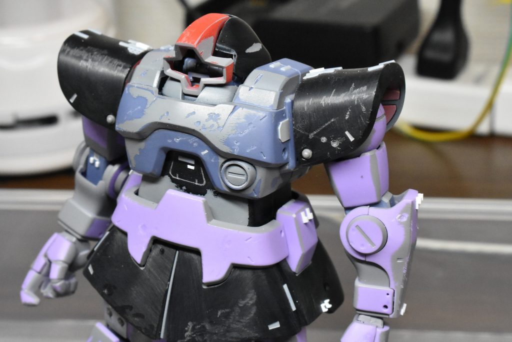 リューターでゴリゴリ削ってダメージ表現。