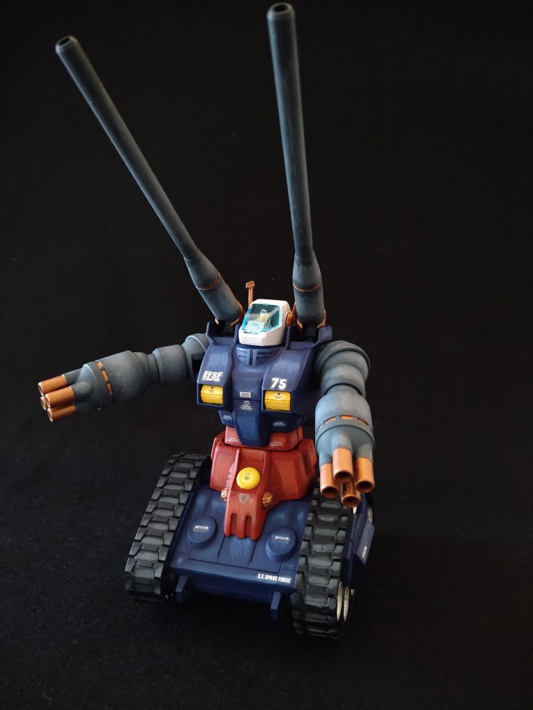 下から見上げて。低反動キャノンの長さが際立っています。