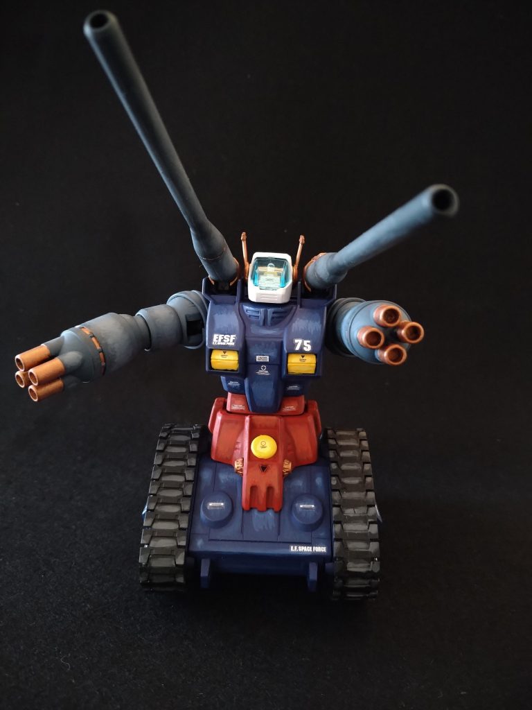 正面から。ミサイルランチャーからミサイルが飛んできそうな雰囲気です。