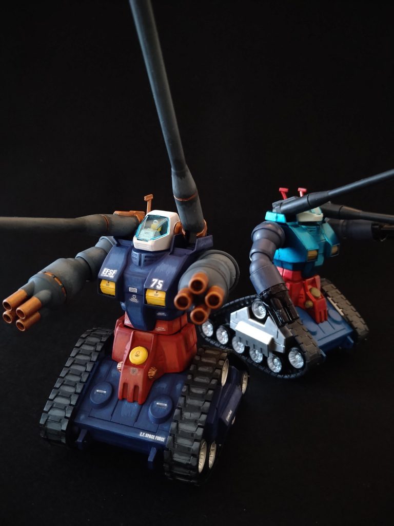 過去に仕上げたHGUCガンタンクと。以前はガンダムマーカーで全塗装してました。
