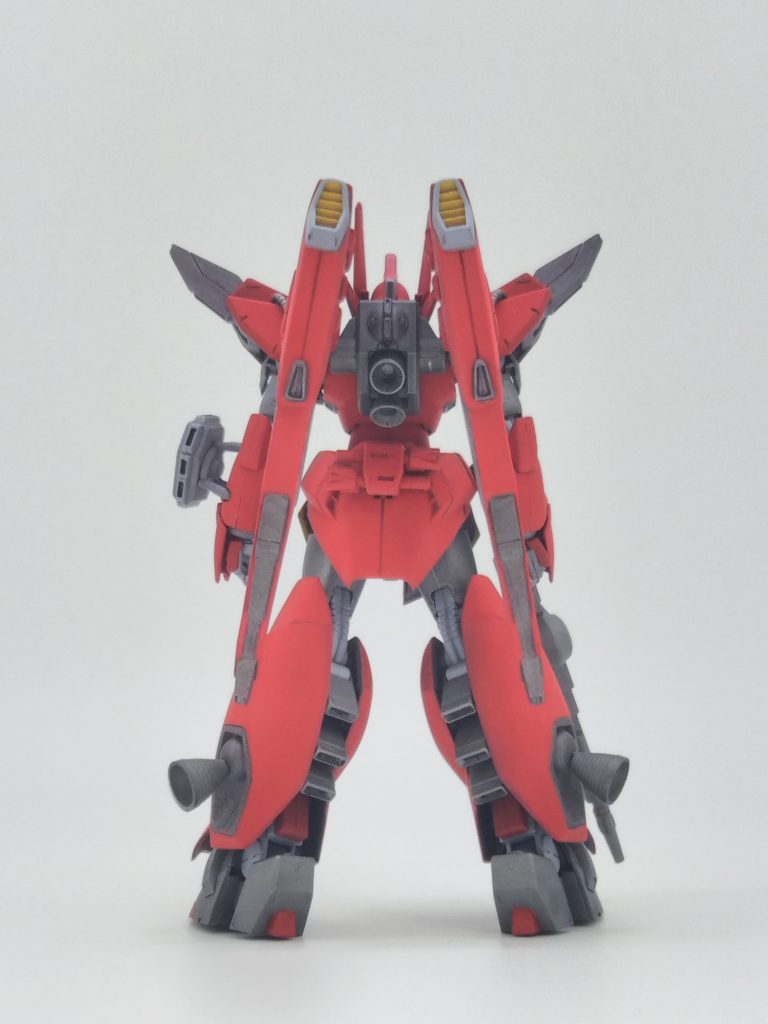 背面のヴェスバーはほぼ旧キットのままです。プレバンのそれが大きすぎる気がしたのでコンパクトにまとまる様に取り付け位置を微調整してます。