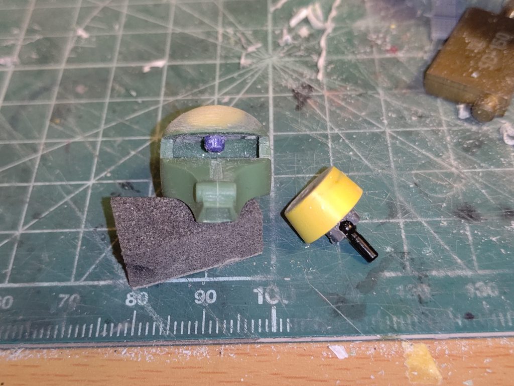 モノアイ基部。プラ板とポリパテで、リューターに取り付け旋盤のように回転させて削り成型しました