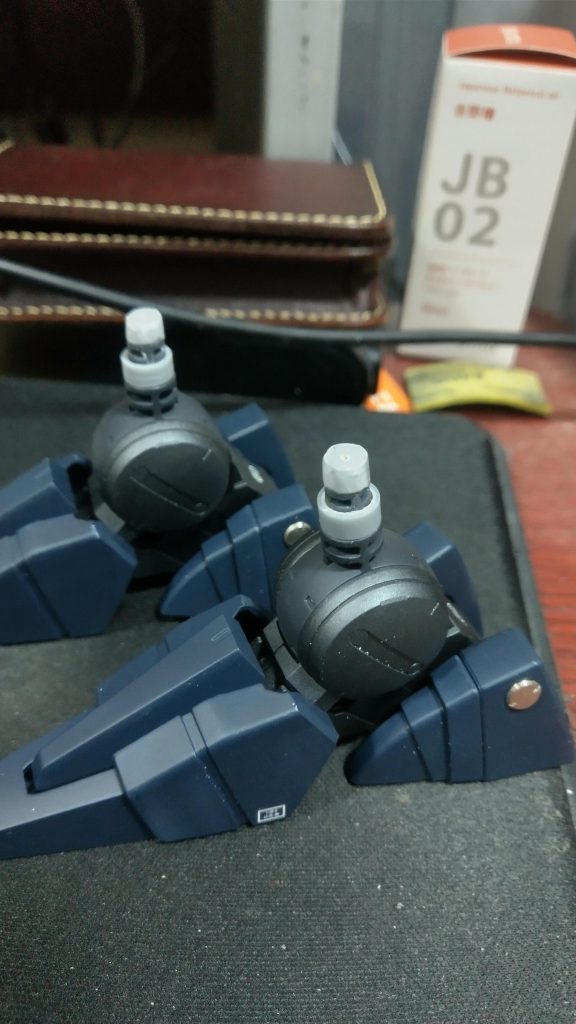 実は完成してから気づいたのですが、足首の関節がすねに深く入り込みすぎるようで、裾が足首に干渉してるのに気づきました。そこで、プラ板を重ねて軸を伸ばし、根元にプラパイプを差し込むことで結果的に3ミリほど下駄をかますことになりました。