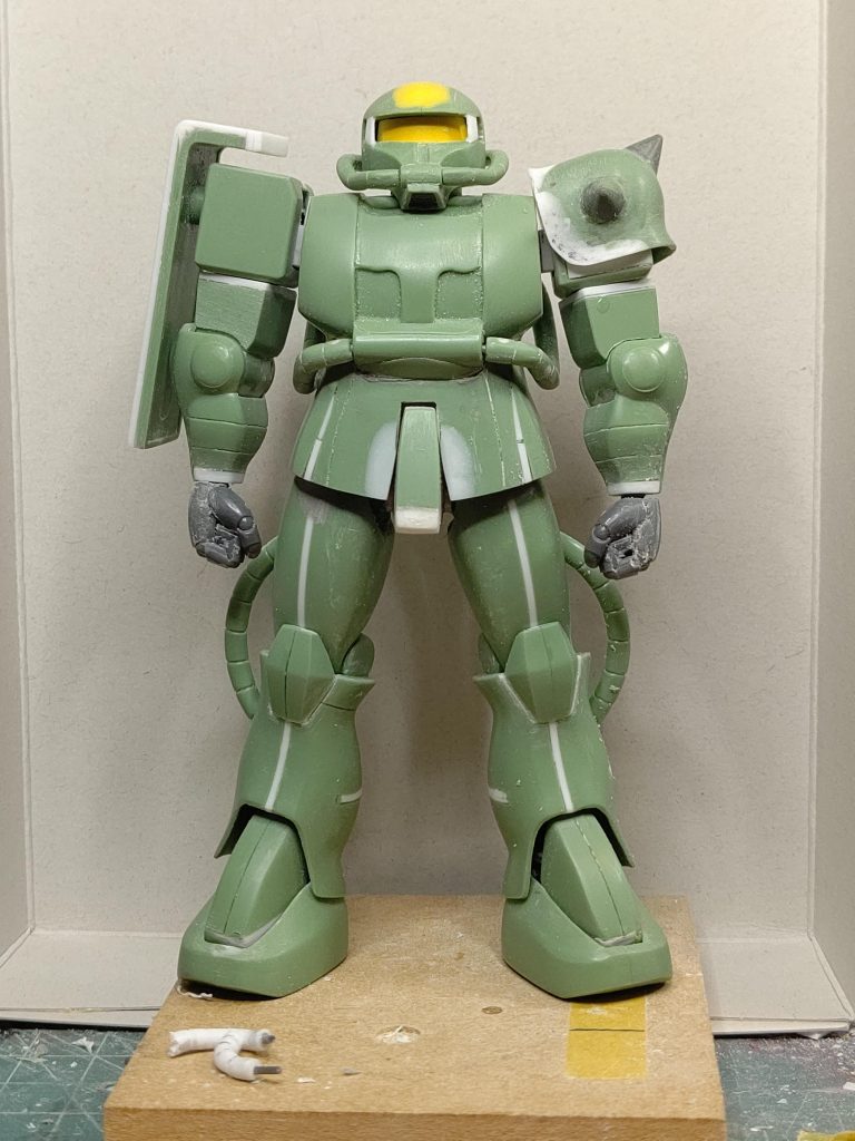 改造箇所はモノアイ別パーツ化胸部幅詰め左肩スパイクアーマー別パーツ化上腕延長前腕外側のライン修正脚部幅増し太もも内側ボリュームアップ足首別パーツ化です。全体のパーツ形状、関節位置は大きくいじってはいません。