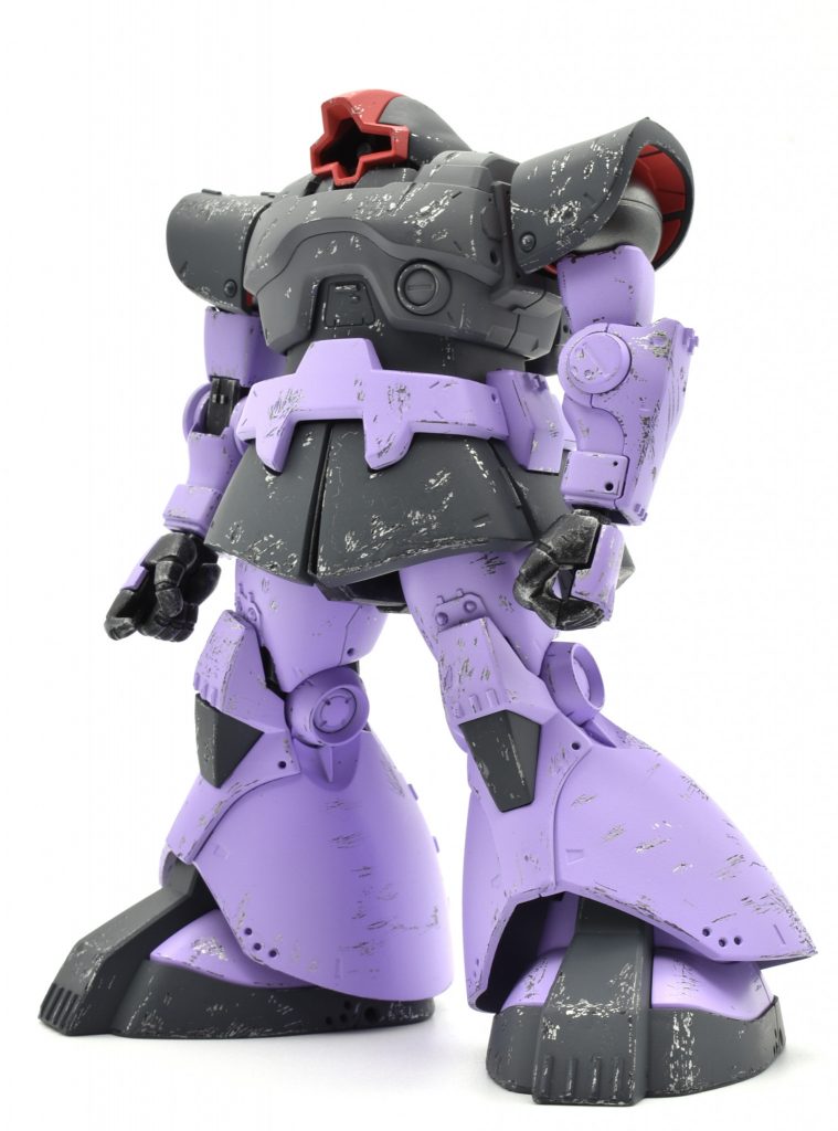 基本塗装後にデザインナイフでカリカリ削って塗膜剥がしチッピング。下地塗装したシルバーと黒サフの層が露出してきます。