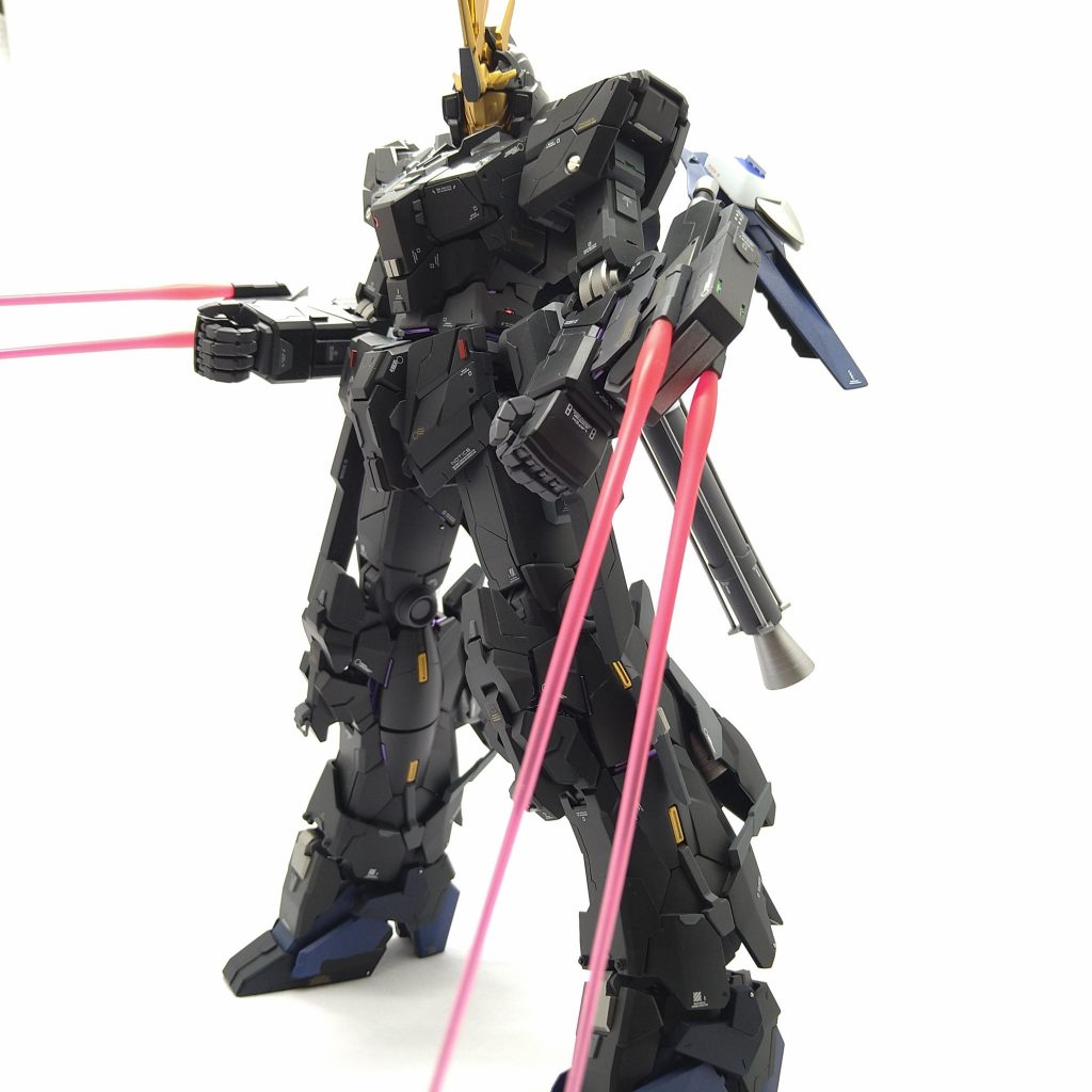 腕の銃はアームドアーマーを少し意識してビーム・サーベルを取り付けました。