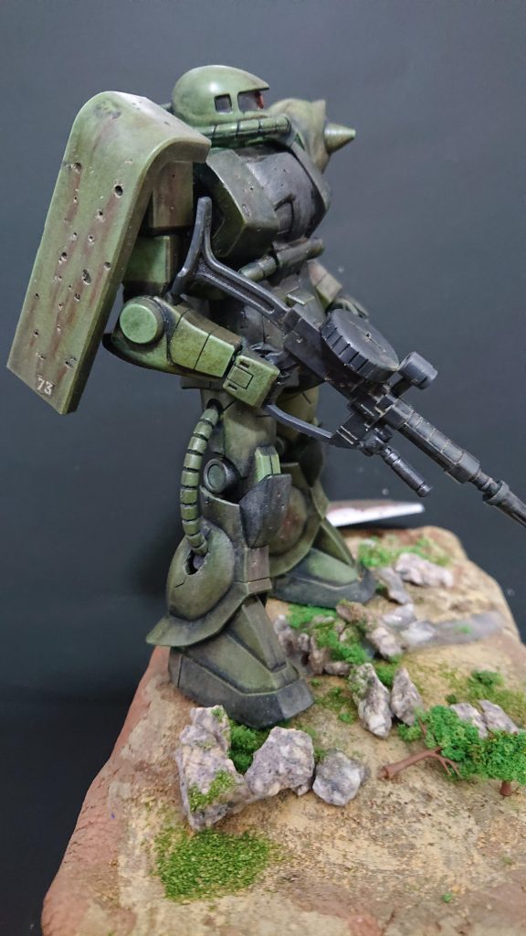 室内にてザクはリューターを買った時に弾痕を付けて遊んだものを、改めてリアルタッチマーカーとウェザリングマスターで汚しました。 