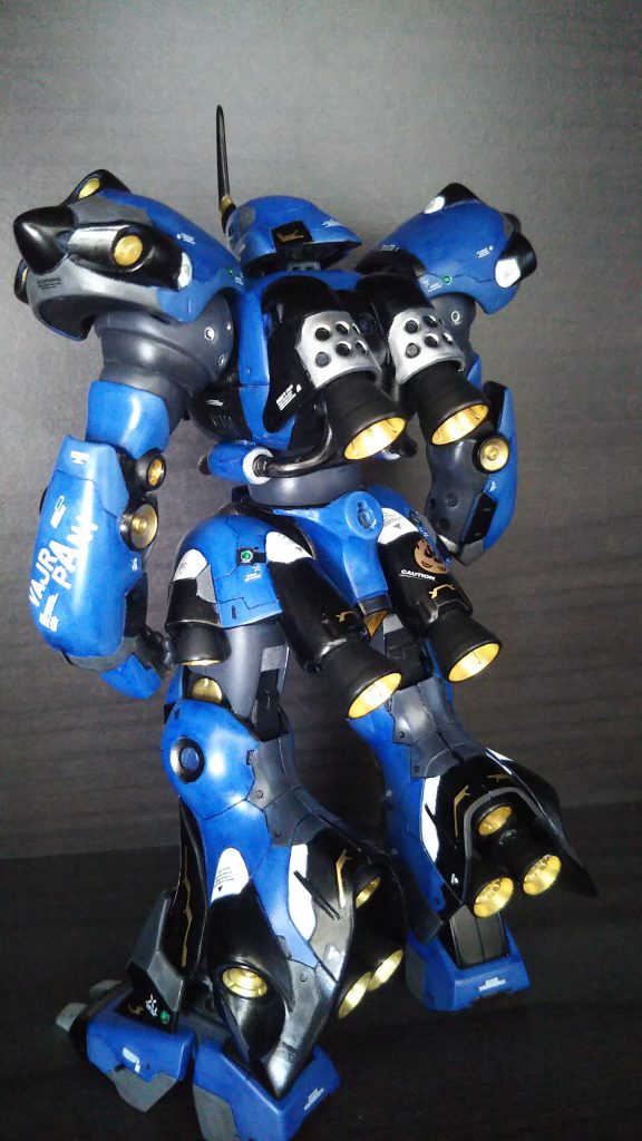 バックショットバックパック回りはスジボリの追加と塗り分けのみ。改修してスペースの出来た脹脛内部にジャンクやらでバーニアを追加。新作を作る度にバーニアの総数が増えていく笑。ちなみに今回は背面と脚部で計15基。肩アーマーに既存の6基。塗装してませんので見せませんが足裏に2基の計23基と、これぞロマンですね!