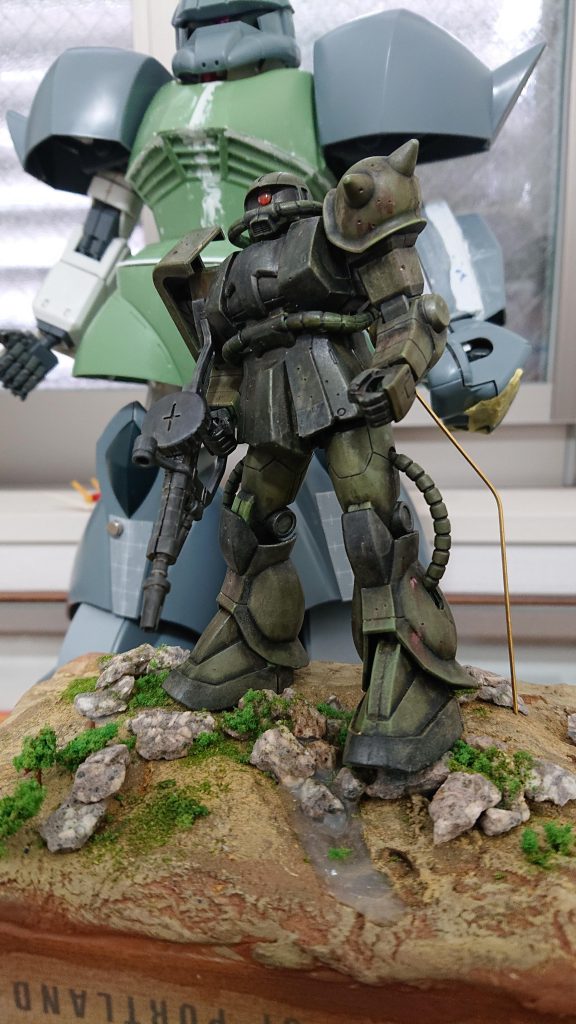 作成中のゲルググを背景に