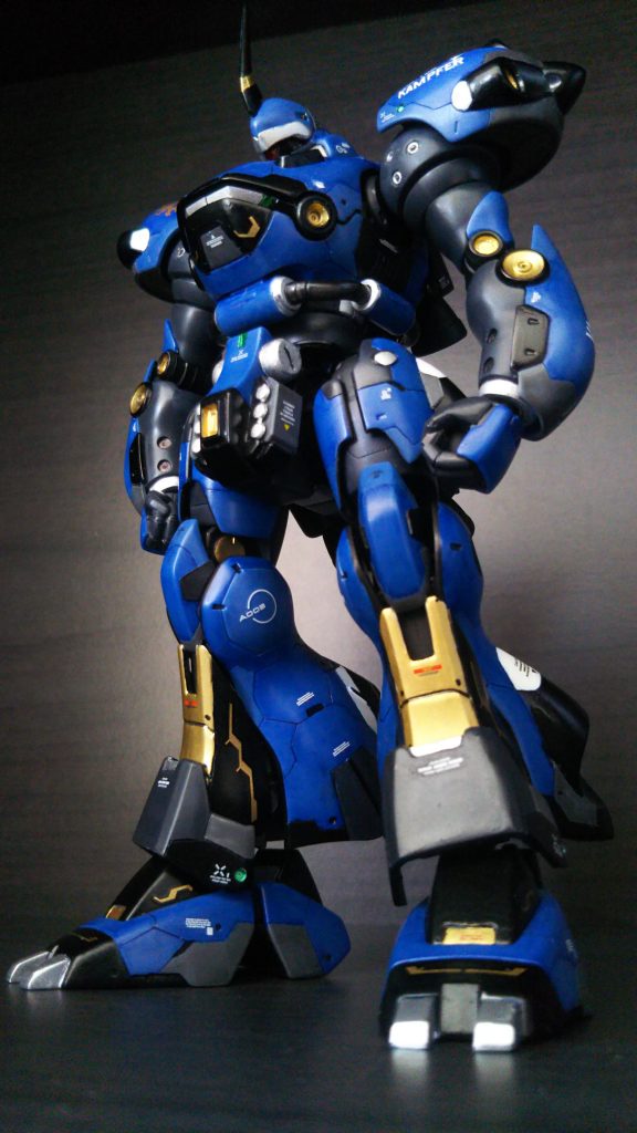 本体の改修は脚部が一番大変でした💦 股部はスカートがない分すかすか感があるキットなので、ジャンクを切り貼りしてディテールを追加。ショットガンの予備弾のつもりw股関節部は外装の隙間から内部フレームがチラ見えするような感じに切開。膝間接はそのままですが、膝下は大きく改修。ジャンクで内部フレームとすね当てを追加、足首の接続を両端がボールジョイントになっているパーツを入れ足首の稼動域を拡大。もとのキットの前側と内部をくり貫き追加した内部フレームに被せるように改修。腿の延長、フレームの追加、足首のジョイントの変更もろもろの効果で足長にもなりました😄