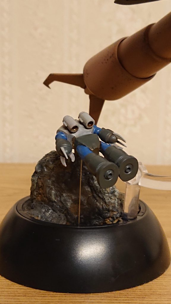 ズゴックの太腿は真っ直ぐにしたいのでキットのものは使用せず、エポパテで作り直してあります。肩も根元から角度を変更しました。後チョコっと足裏やジェットパックをディテールアップしてあります。