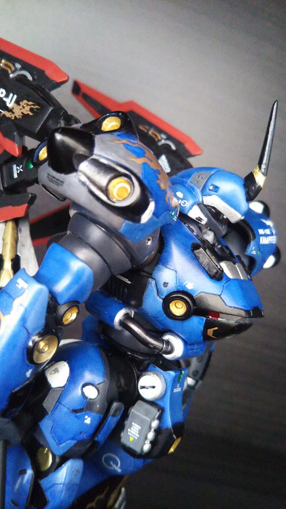 戦闘時は待機時の吽行モード😑から阿行モード👹にチェンジします!モチーフは武者鎧の面頬から。とあるガンダムの顎を削って作成。