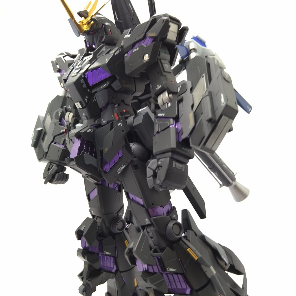 デストロイモード状態です。ショルダーアーマーと顔の間のダクトの改造と腕の改造が一番大変でした。