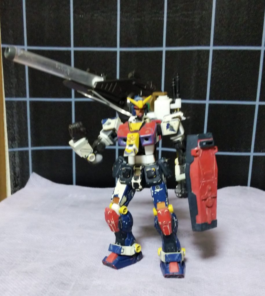 やっぱり、アダプトの良さが消化不良に感じ、フル可動、ツインアイLED発光モデルに再改造です。ここまでやると、この子が何故、オーパーツだったのか解った気がします。パーツを全て分解(EG並のパーツ数)出来て、可動部の有るフレームにアーマーを組み付ける感じで改修して、腕、ボディ等はGフレーム用の可動骨格を加工しています。