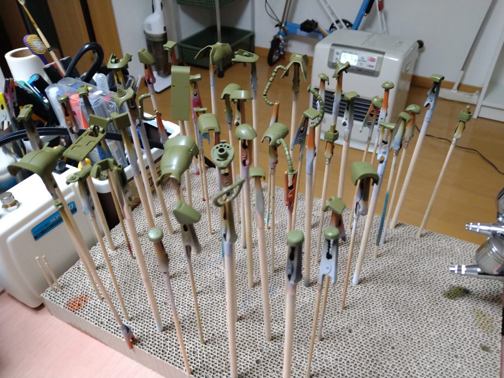 メインカラーのグリーンを一気に塗ります