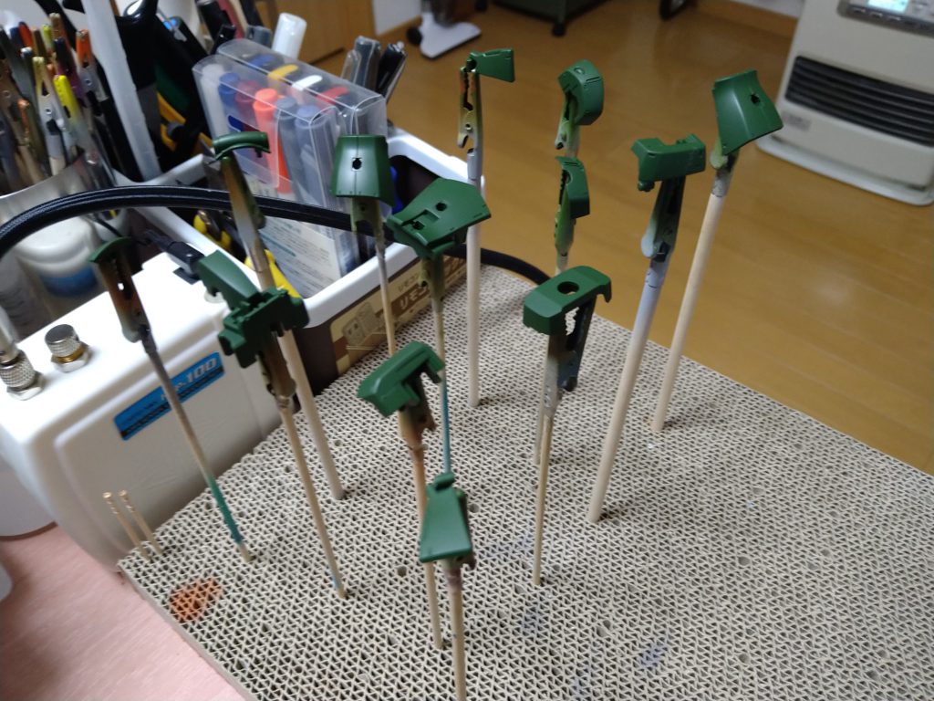 サブカラーのグリーンを塗りますズボラなので他の色はランナー塗装で済ませました