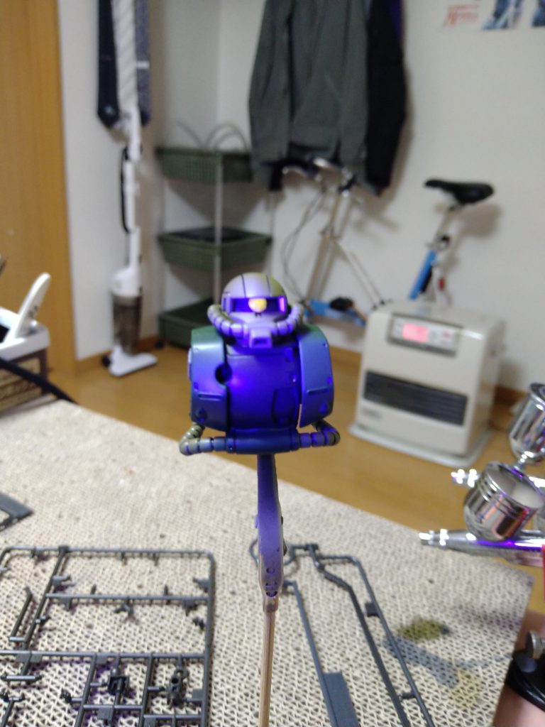 モノアイにブラックライトを照射してみる