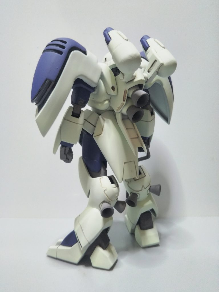 元の旧キットでも追加してくれと言わんばかりの穴が開いていた背面ラッチにはキャノン砲を追加。