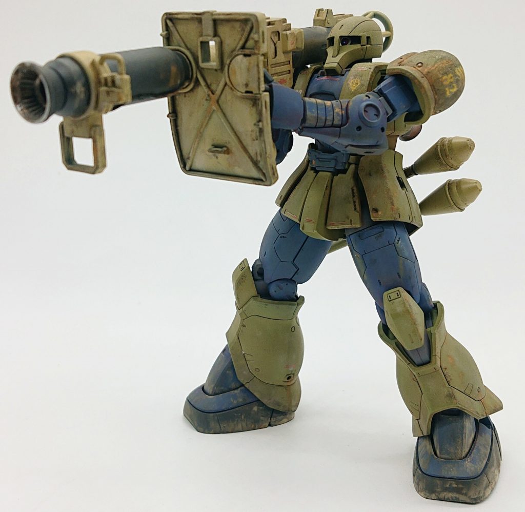 過積載故にラケーテンバズーカの行進間射撃はおろか、停止してもまともな命中精度は期待できないものと思われるので、弾頭は高性能炸薬を使用したHE弾で破片効果を狙っていると思われます。