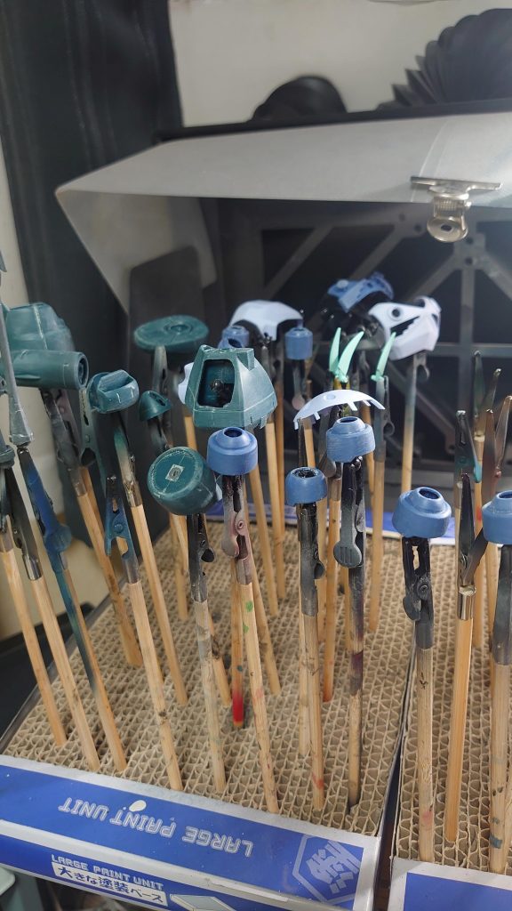 制作の写真がこれしかありません(笑)改造的な事はモノアイをHアイズにしたのと、膝裏の肉抜き部をエポパテで埋めたくらいです　あとはペーパー掛け、黒サフ立ち上げ塗装のシンプル仕上げです関節はいろいろありますが、組んでいて楽しいキットですね　初心者のモデラーさんにおすすめしたいですカラーレシピ胴体　ガルグレー　膝、足首等　ミッドナイトブルー　腕、膝蛇腹部　エンジングレーFS16081　　スミ入れはエナメルの白　最後につや消しクリアーを吹いてます