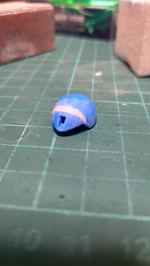 切ってプラ板挟んで目付き悪目に