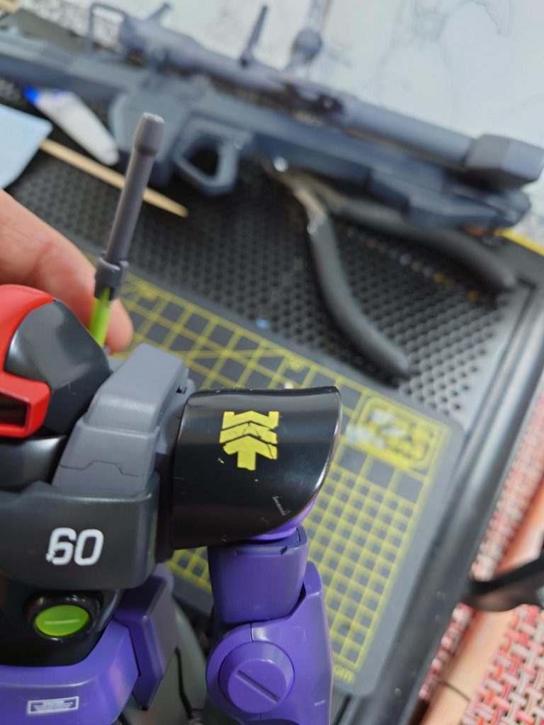 20年前のキットなので、転写デカールでマーク再現してるんだけど、古くて上手く貼れず　バラバラになったので、剥がして　ジオンのロゴの水転写デカールに貼り替えました(汗)