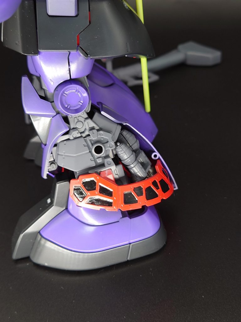 フレームからチラリと見える赤いパーツも黒と赤で塗り分けています