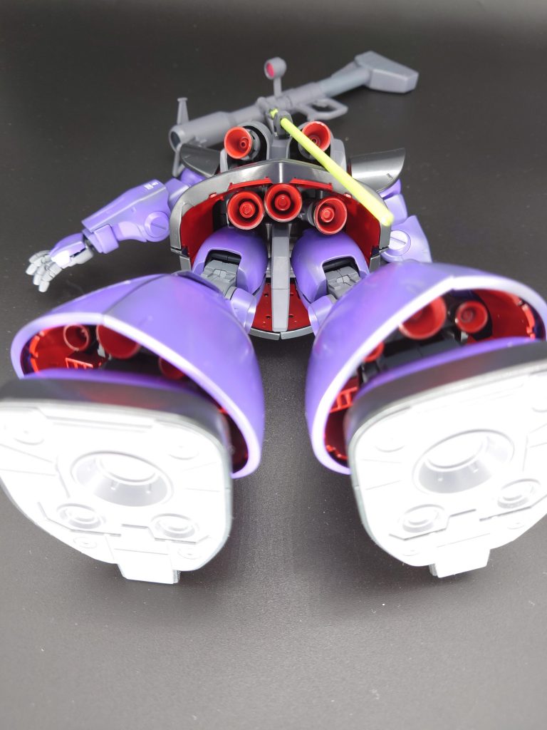 リックドムは、赤いバーニヤが特徴的です！