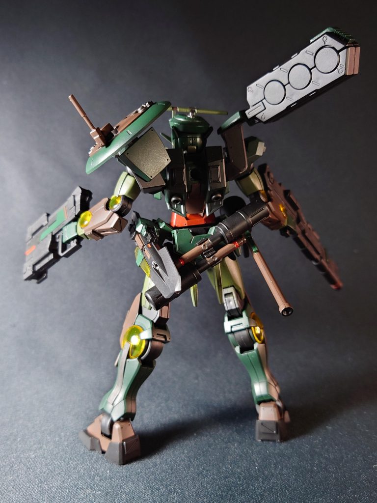 ツインドライヴのアームが、そのままバックウェポンマウントになって便利。