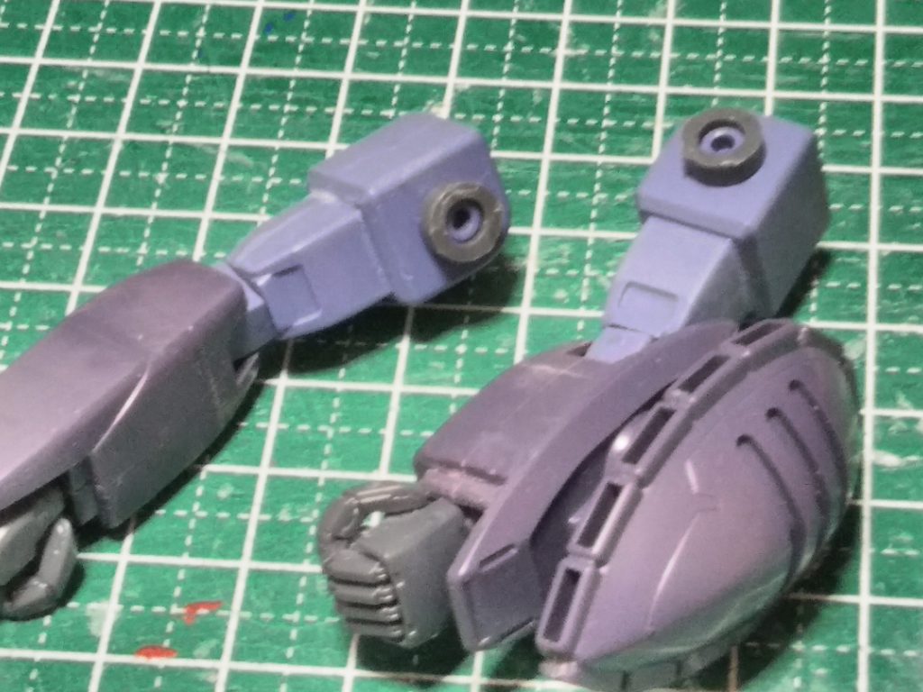 最初は肩の凸にそのままはめ込もうと思ったのですが、保持力がかなり不安になったのでポリキャップの輪切りを挟んで保持力が上がる様に途中で構造変更しました。