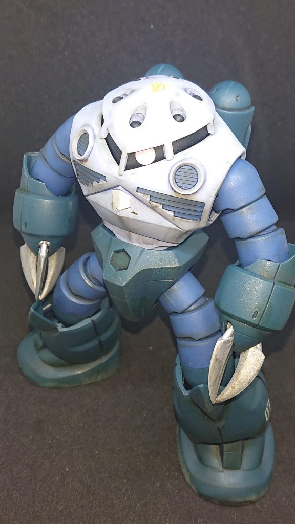 モノアイも付属のシールを使い、お金をかけずにカッコ良く仕上げる方向で制作しました。