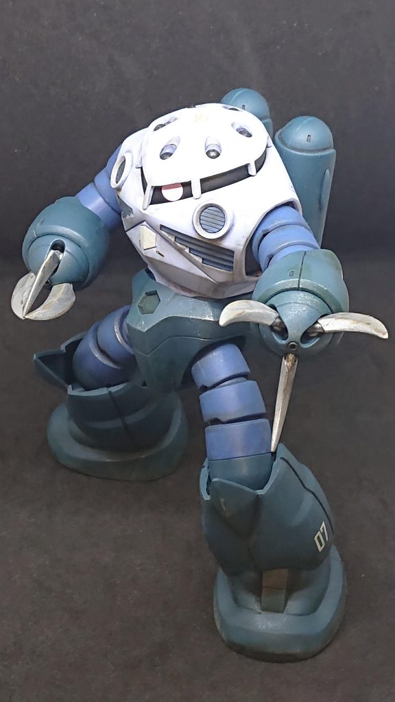 アイアンクローはシルバーで塗装。