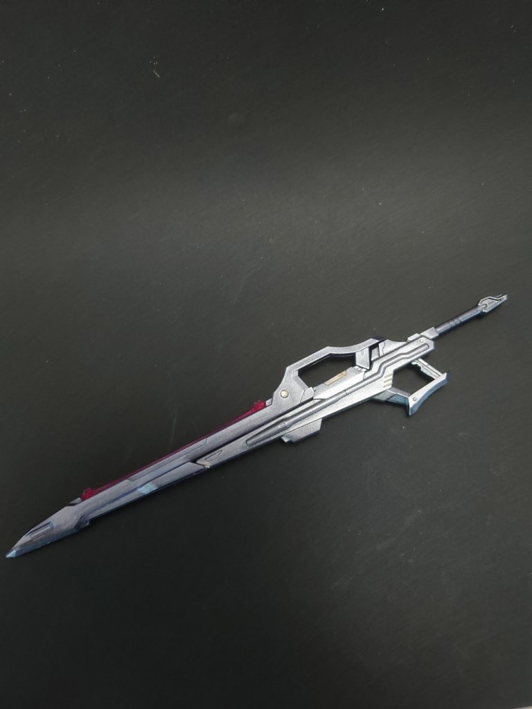 武器はライトガンメタルで塗装しました。 元のカラーの水色、緑と比べると兵器感が強くなって硬派な感じになったかな?と思います。 塗る前に思っていたよりもカッコよくてお気に入りです。