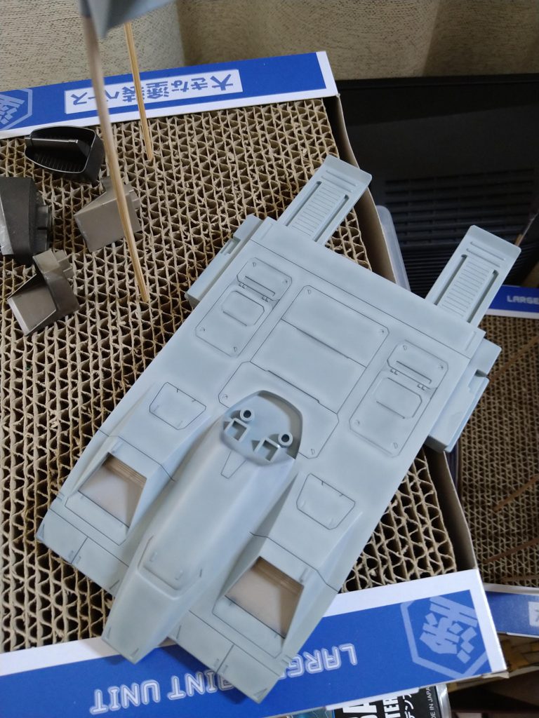 今思えば、成型色が、迷彩色とほぼ一緒でした、、