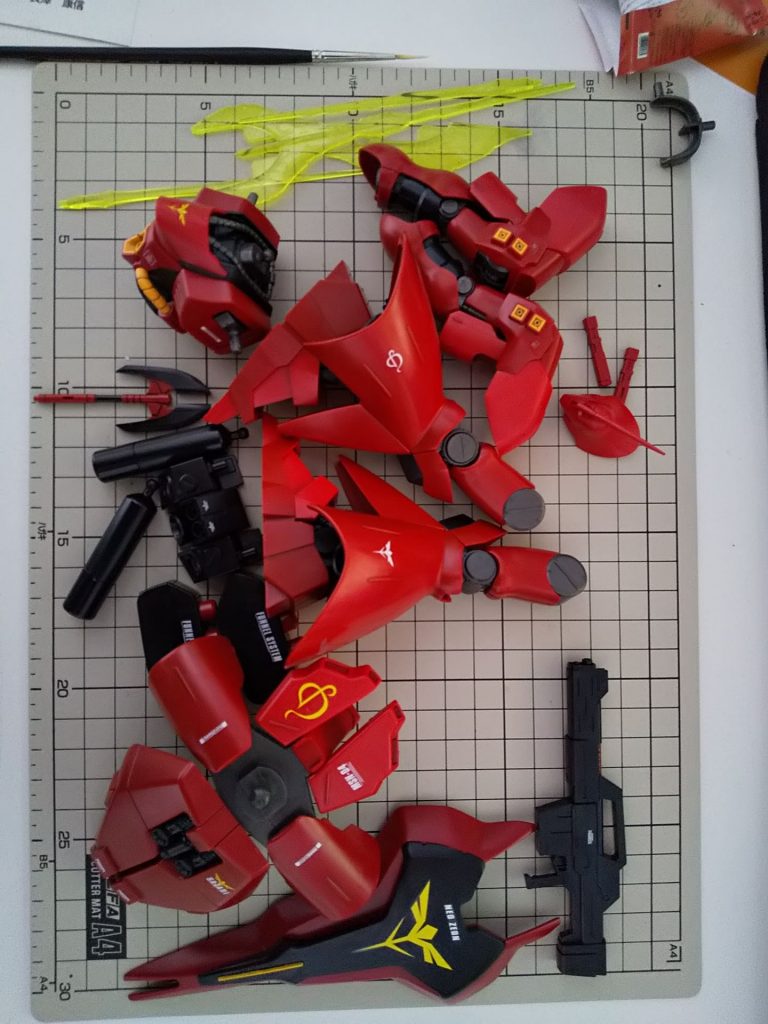 デカール完了して、トップコート待ち。デカールは貼りすぎるとうるさくなるので、加減が大事ですね。1/144サイズだと、RGのデカールは過剰に感じます。