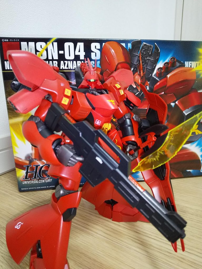 モノアイの後ろ(Hアイズ裏面とモノアイレール)は銀のガンダムマーカー使用したので少し明るくなります。