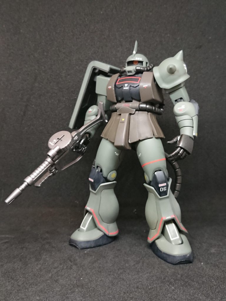 正面。今回はリバイヴザクの特長軟質スカートを活かすため茶色部分は無塗装です。