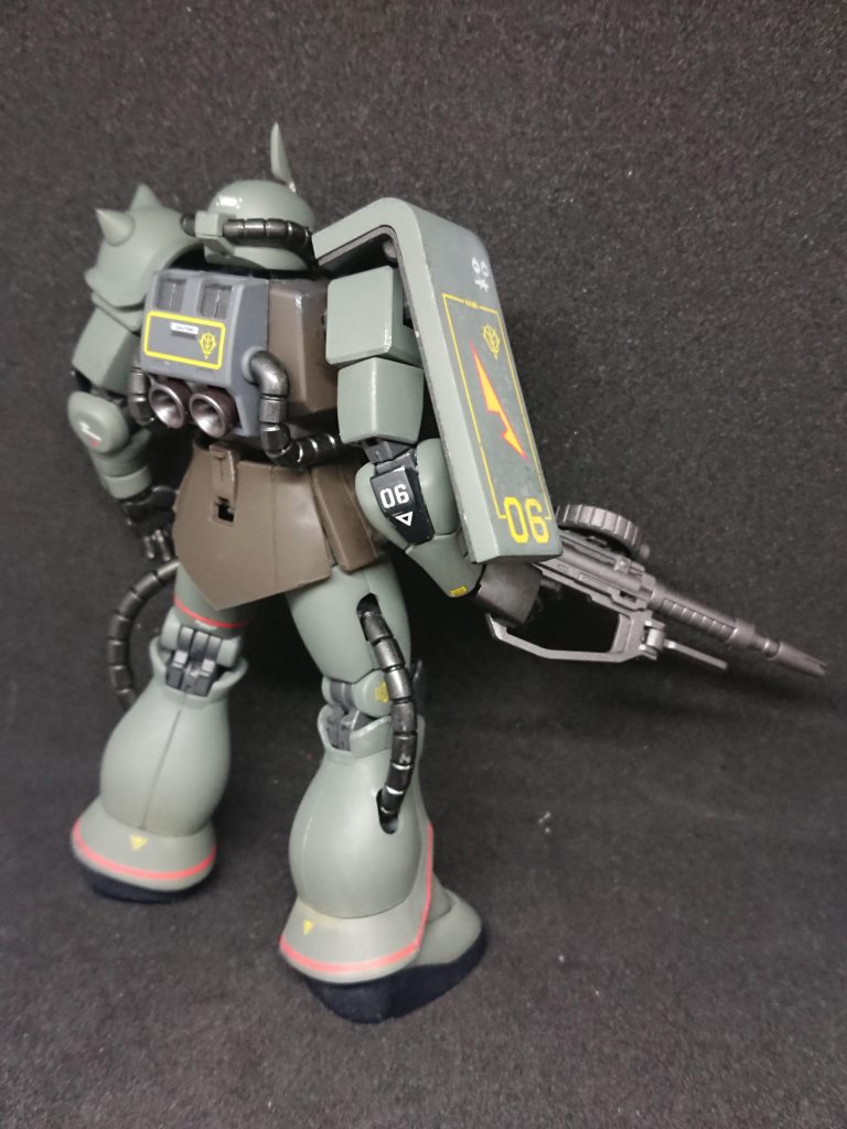 背面。デカールを取捨選択して原点のリアルタイプザク寄りに制作しています。