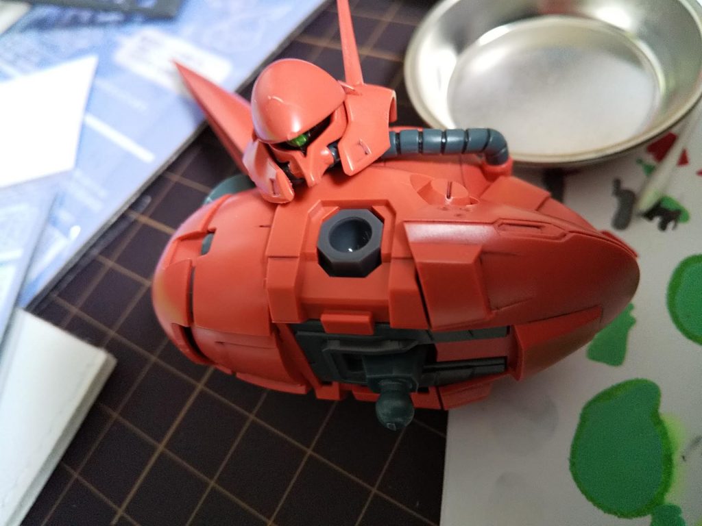 Hアイズを付けるのにいつもより苦心しました。モノアイレールに色がない場合、黒を塗ってから、銀に塗ったアイズを接着剤で付けるのですが、キワのあたりの黒色がボンドで少し溶けてモノアイの後ろに回り込んでしまうんですね。