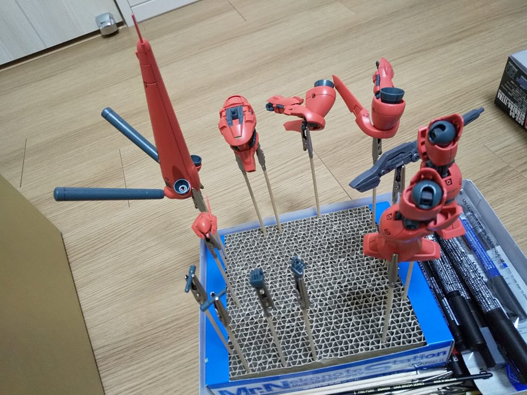 今回、デカールはエンブレム的なものは貼らずにコーション系のみとしました。寝返ってしまうので、ジオン紋も違うし、だからといって連邦章も付けれませんし。