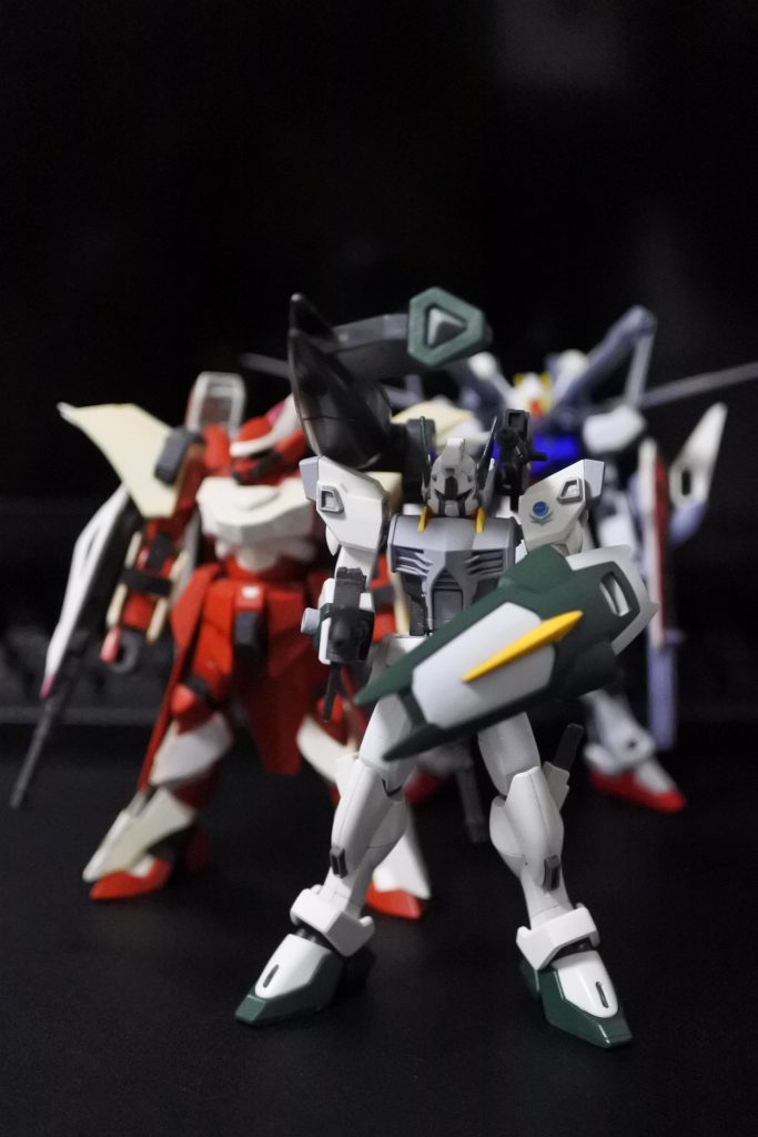 設定どおり背部ウイングバインダーのアルミューレ•リュミエール発生装置を左右逆にして配置。アンクルアーマーは紛失してしまったのでHGバスターから流用しています。