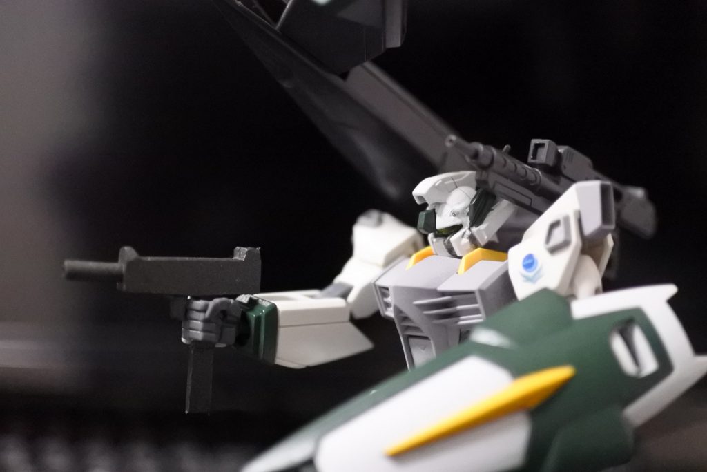 背部機関砲ポッドは105ダガーから。手持ちのサブマシンガンは、本来のスティグマトはドレッドノートHに持たせる予定があるので、実在のUZIモチーフで製作。量産機らしくてお気に入りです。