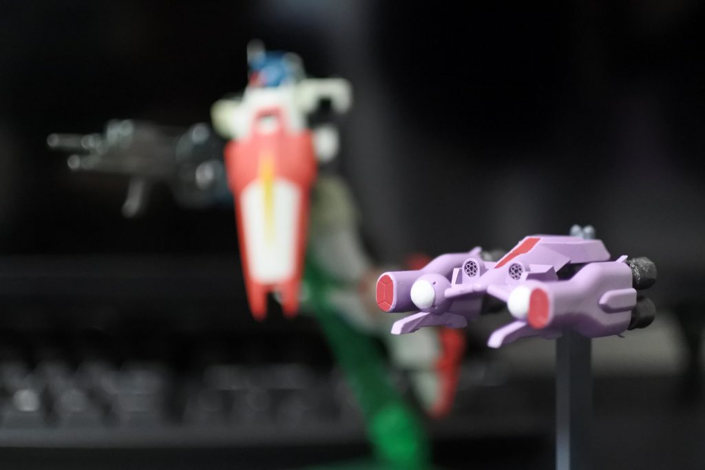 さすがに小さすぎて核ミサイルは両面テープですが、付け外し可能です。