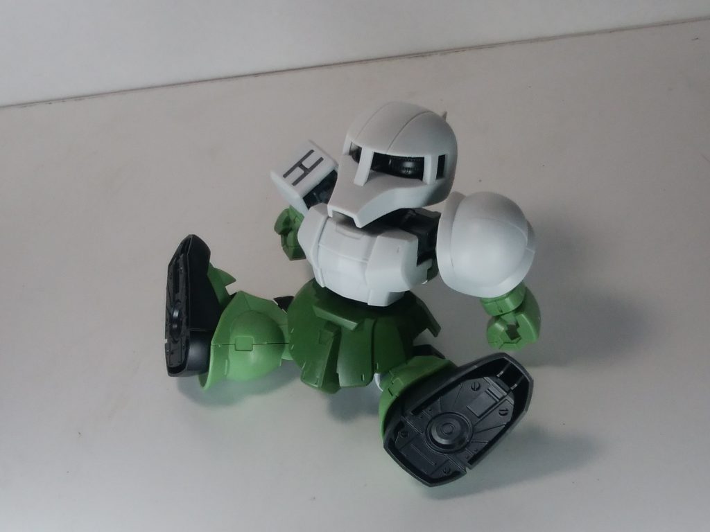 塗装前の1ショットです。このオプションセットに入っている股関節は、短足でもここまで開脚が出来る面白い仕様となっています。オプションとは言えSDで念願の旧ザクが出て嬉しかったですね。色はどうせ塗るなら黒にしようと三連星カラーにしてみました。元のザクの出来が良かったのでこの旧ザクも良い出来だと思います。自分の投稿作品を見返してたらガンダムばかりだったので、旧ザクさんにも出演してもらいました。最後まで閲覧していただき有難うございました!