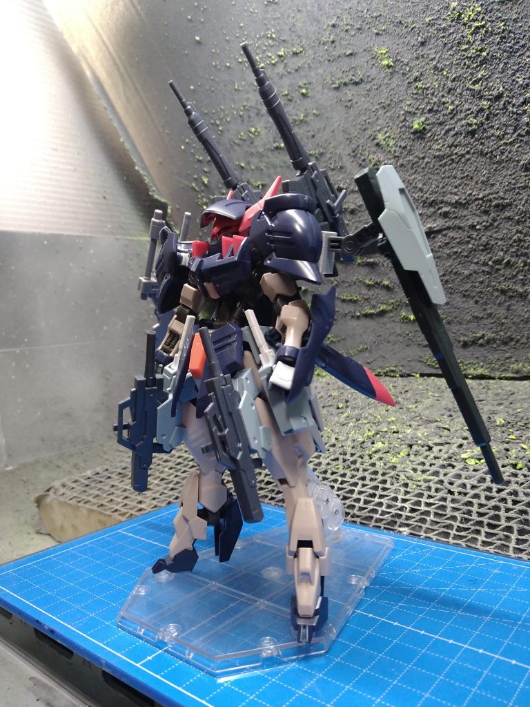 ざっくりミキシングした状態がこちら。この後は武器類の合わせ目消しや、全身のモールド&マイナスエッジの彫り起こし、Pライン&ヒケ処理、シャープ化などを行いました。それとフロントスカートと腕部アーマーにスジ彫りを追加しています。