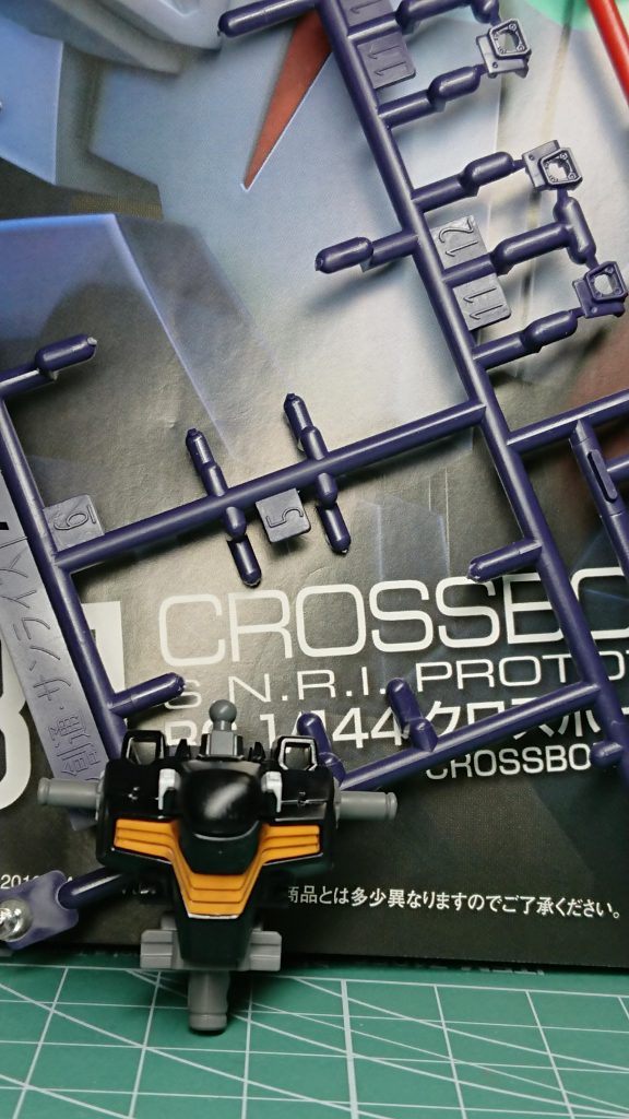 部分塗装こだわり2パープルっぽい色をダークブルーに変更しています。なお、肩や膝の一部はそのままの成型色を使って分割しているように見せています。