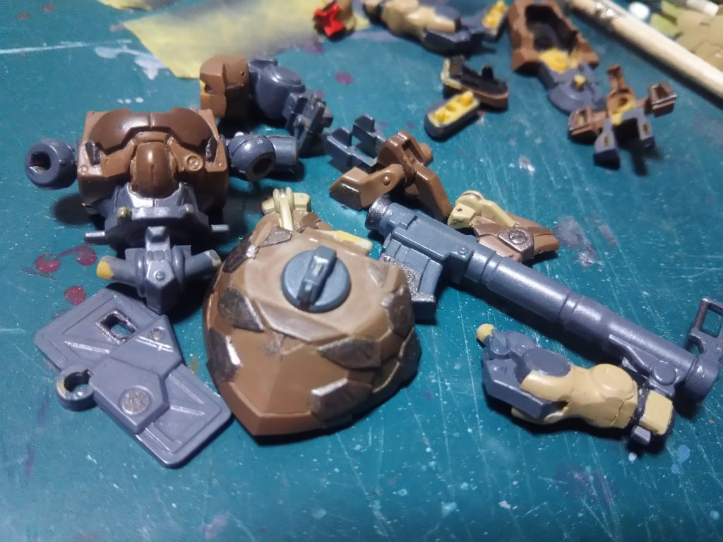 バズーカの防御版？の覗き窓開口、他に銃口やダクト等も開口してます。