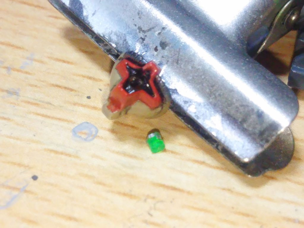 モノアイは1.5ｍｍの穴を開けて、延ばしクリアランナーを埋めました。頭頂部のセンサーも掘り込んでます。