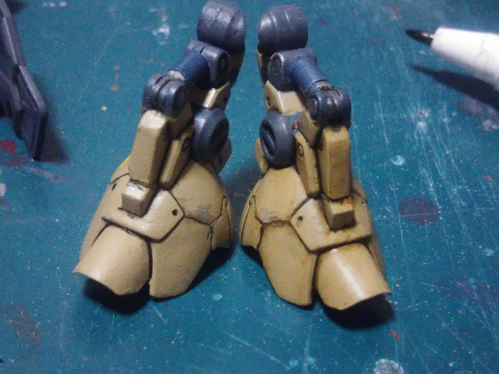 流し込み接着剤で接着、合わせ目は瞬間接着剤で消しました。基本塗装後、スミ入れ、ガンダムマーカーとウェザリングマスターで汚しました。