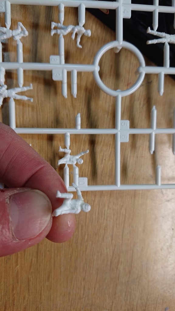 MSパイロットフィギュアのを一部切り貼りして、パイロット3人分作りましたこのサイズのものを切り貼りするのはもはや苦行()